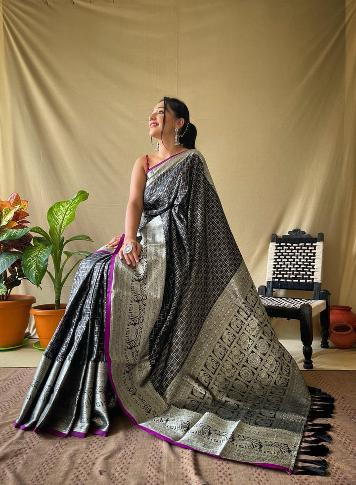 Silver Grey Khicha Checks Silk Saree - PAHRAVA